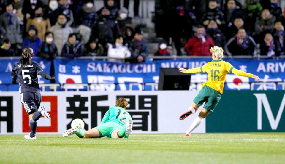 　前半、日本はヘイマン（右）に２点目を許す（撮影・横田信哉）