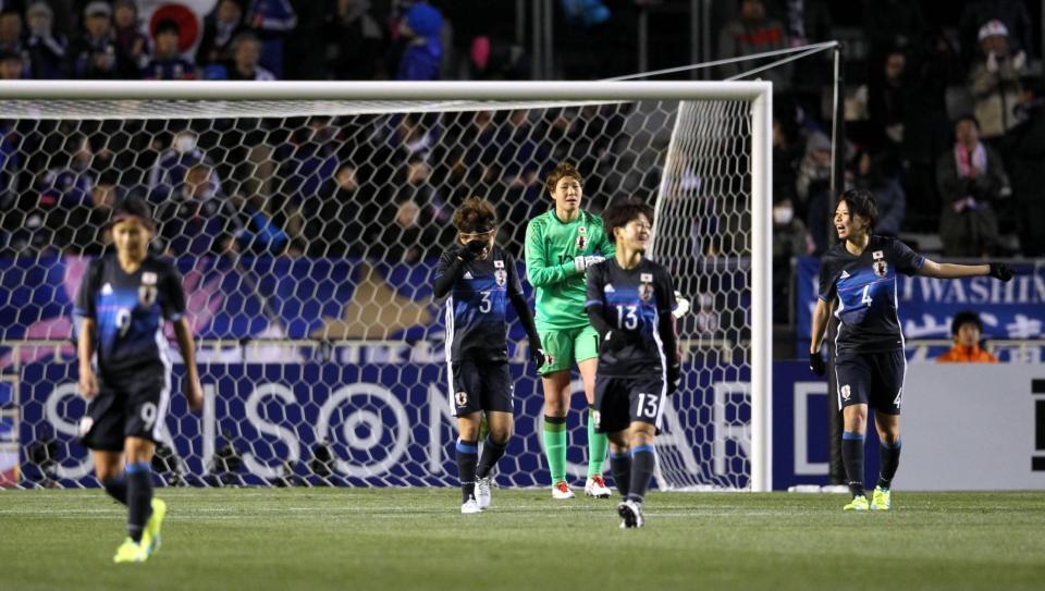 　前半、２点目を許し肩を落とす日本イレブン