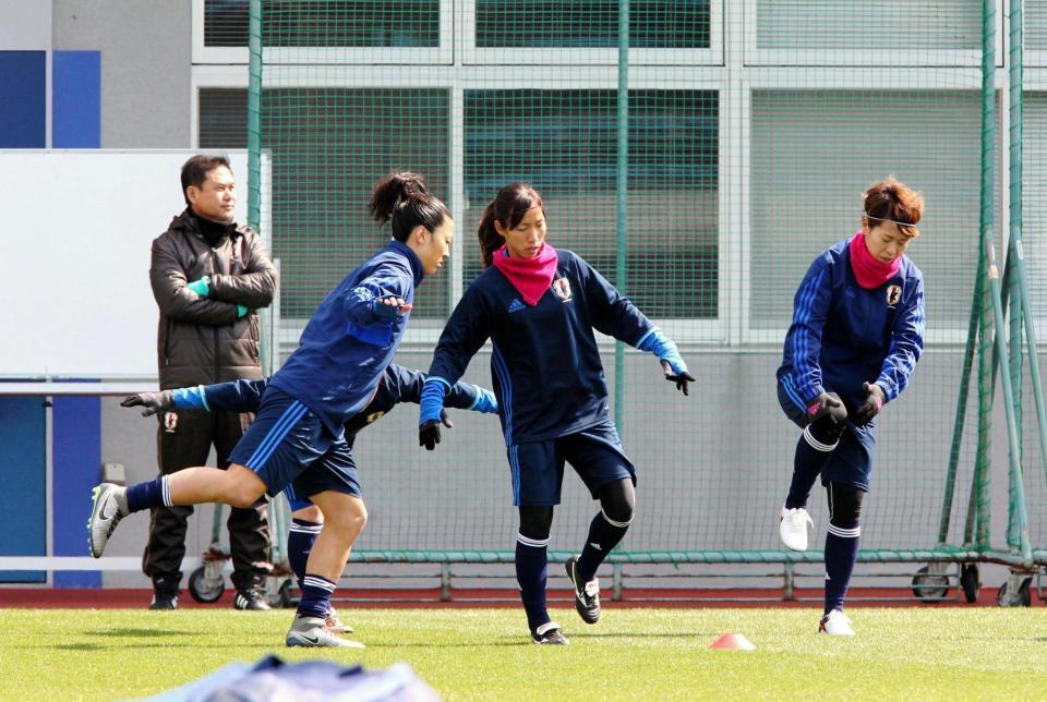 韓国戦に向け調整する大儀見優季ら女子サッカー日本代表イレブン＝堺市内のグラウンド（撮影・持木克友）