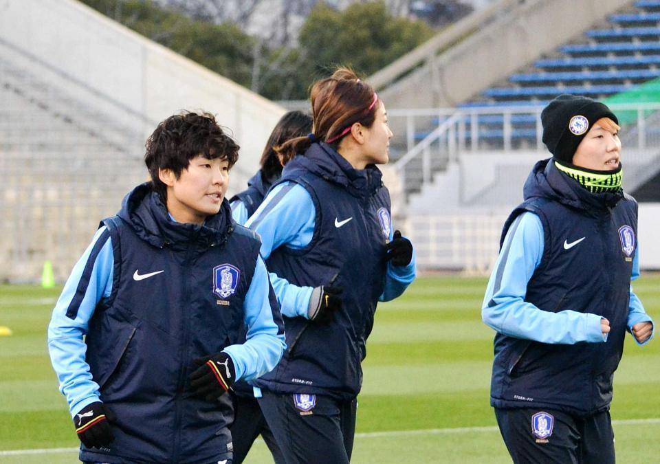 　ランニングする韓国・池笑然（左）