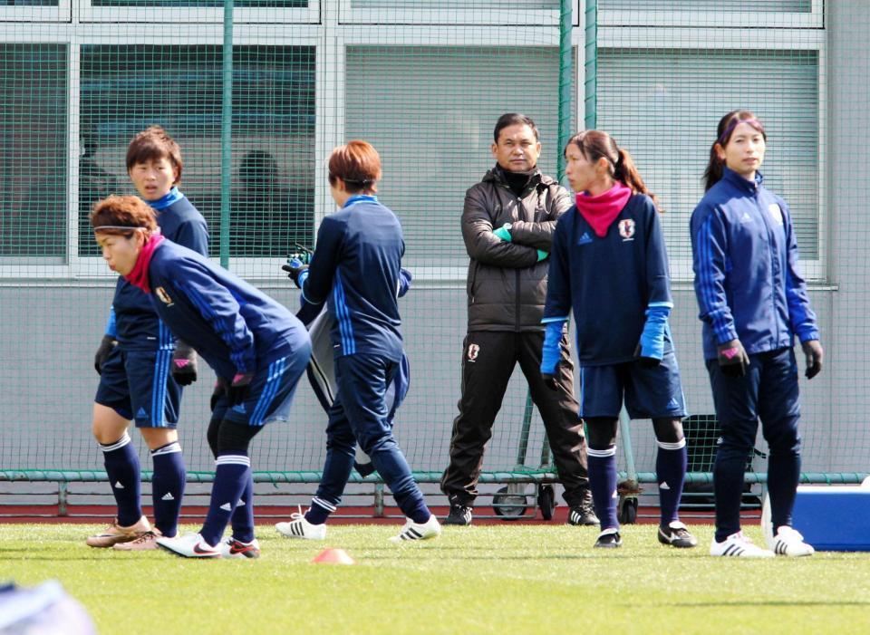 　険しい表情で練習をみつめる佐々木則夫女子サッカー日本代表監督