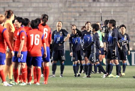 　韓国に引き分け、厳しい表情を見せる大儀見（中央）らイレブン