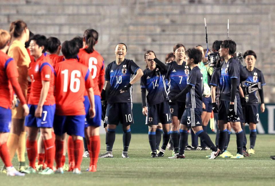 　韓国に引き分け、厳しい表情を見せる大儀見（中央）らイレブン