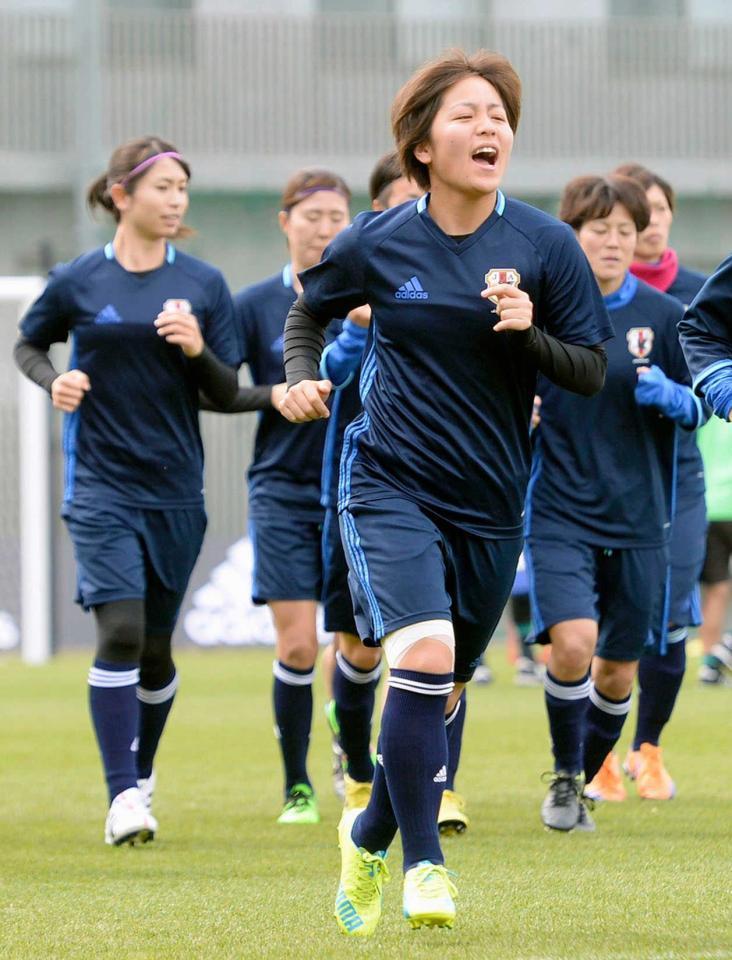 　ベトナム戦に向けて調整する岩渕（手前）ら日本イレブン