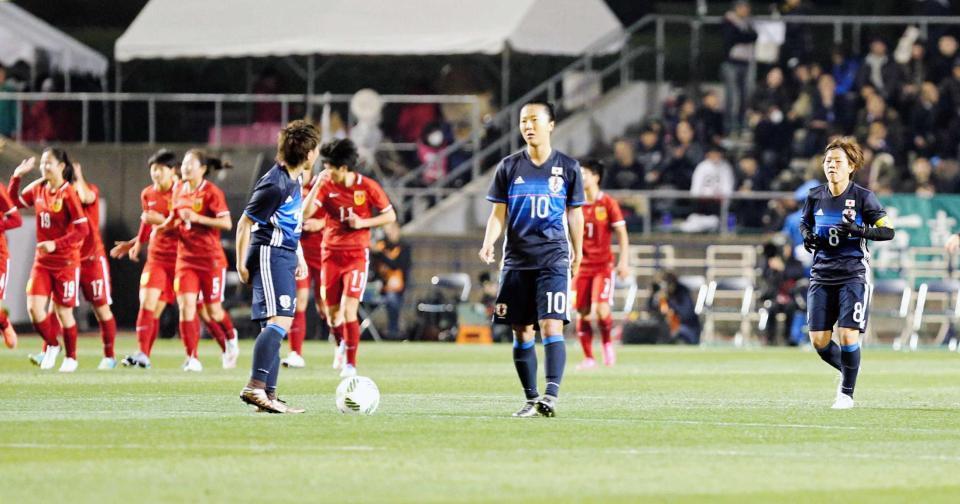 　前半、中国に先取点を奪われ悔しそうな大儀見（中）、宮間（右）ら＝４日、キンチョウスタジアム