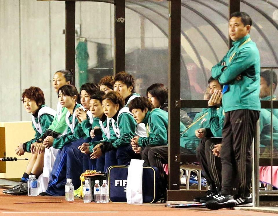 　ベンチで戦況を見つめる大儀見（左から２人目）、宮間らなでしこイレブン