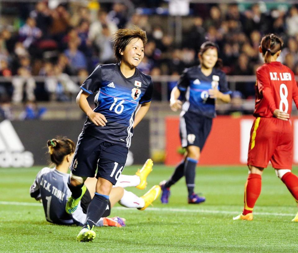 　前半、ゴールを決め笑顔をみせる岩渕真奈（撮影・持木克友）