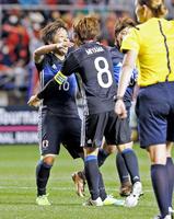 後半、ゴールを決め宮間（８）と抱き合って喜ぶ岩渕（左）＝撮影・持木克友