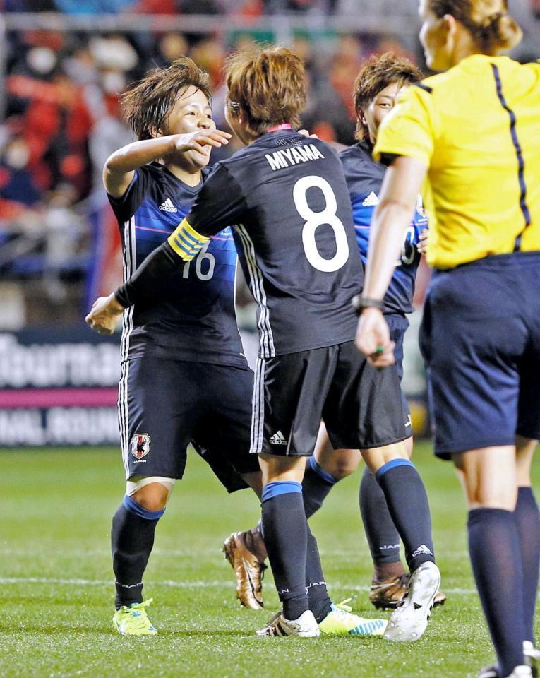 後半、ゴールを決め宮間（８）と抱き合って喜ぶ岩渕（左）＝撮影・持木克友