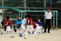 　子供たちの試合を見守る森重の恩師でもある広島高陽ＦＣ・植村和広代表（右）＝撮影・北村雅宏