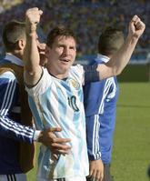 　アルゼンチン‐スイス　延長後半、ディマリアのゴールをアシストし、ガッツポーズするアルゼンチンのメッシ＝サンパウロ（ＡＰ＝共同）