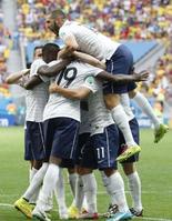 　フランス‐ナイジェリア　後半、先制ゴールを決めたフランスのポグバ（19）に飛びつくベンゼマ（上）ら＝ブラジリア（共同）