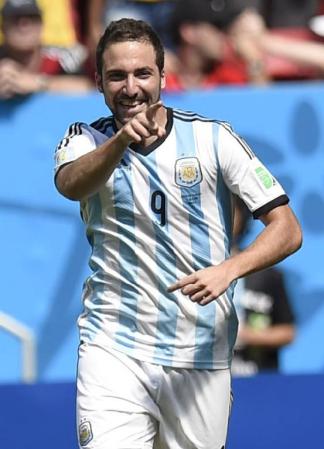 　アルゼンチン‐ベルギー　前半、先制ゴールを決め、笑顔のアルゼンチン・イグアイン＝ブラジリア（共同）
