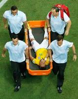 　ブラジル‐コロンビア　後半、ファウルを受け負傷退場するブラジルのネイマール＝フォルタレザ（ゲッティ＝共同）