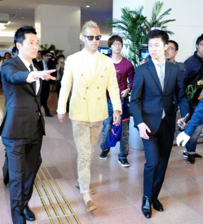 ｆｗ本田圭佑 迷彩柄のズボンで帰国 ブラジルｗ杯本田圭佑 Photo デイリースポーツ Online