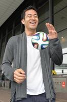 　帰国し報道陣から渡されたボールを手にする吉田麻也＝１３日午前、成田空港