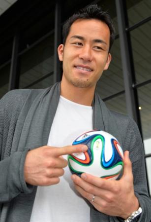 　帰国し報道陣から渡されたボールを手にする吉田麻也