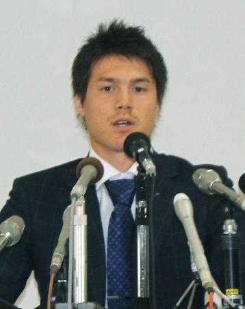 　記者会見で抱負を語るサッカー日本代表のＤＦ酒井高徳＝１９日午後、新潟市