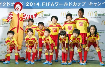 　サッカーＷ杯ブラジル大会で、日本代表選手のエスコート役に決まった鈴木航介君（後方左端）ら＝２５日午後、東京都渋谷区