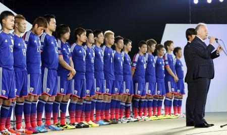 　サッカーＷ杯ブラジル大会の壮行会であいさつするザッケローニ監督（右端）と、ユニホーム姿で整列する日本代表イレブン＝２５日夜、東京・国立代々木競技場