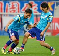 　笑顔で調整する長友（左）と香川＝埼玉スタジアム