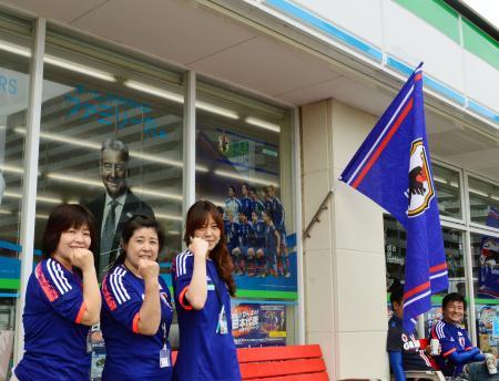 　サッカーＷ杯の日本代表仕様にデザインされたファミリーマート浦和美園駅前店＝２７日午前、さいたま市