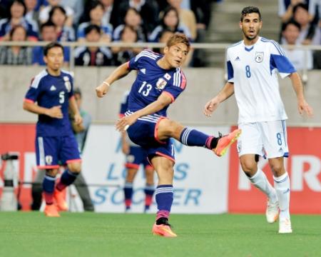 後半途中出場の大久保（中央）がミドルシュートを放つがゴールならず（撮影・園田高夫）