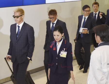 　事前合宿地の米フロリダ州に向け出発する（左から）本田、大久保、長友、斎藤ら＝２９日午後、成田空港