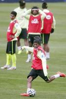 　練習でボールを蹴るブラジル代表のネイマール＝テレソポリス（ＡＰ＝共同）