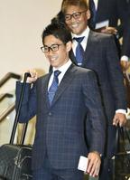 　事前合宿地の米フロリダ州に向け、笑顔で出発する香川（手前）と大久保＝２９日午後、成田空港