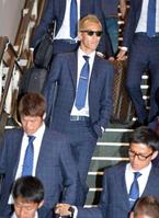 　表情を引き締め渡米する本田