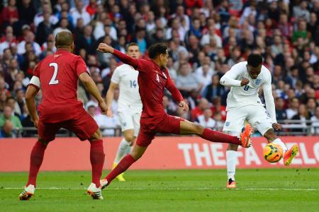 　得点決めるイングランドのスタリッジ（右）＝３０日、ロンドン（ロイター＝共同）