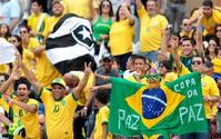 　強化試合のパナマ戦で盛り上がるブラジルサポーター＝ゴイアニア（ロイター＝共同）