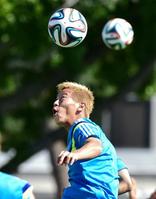 　ヘディングの練習をする本田（撮影・吉澤敬太）