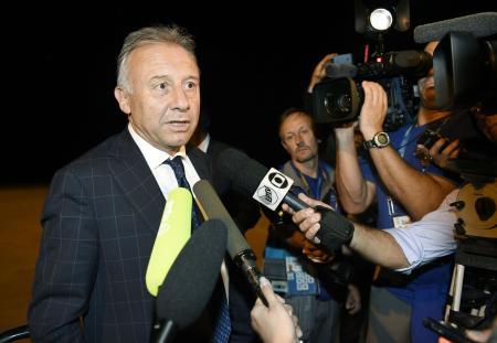 　ブラジルのイトゥに到着し、質問に答えるザッケローニ監督＝７日夜（共同）