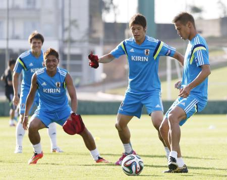 　ボール回しをする（右から）本田、酒井宏、大久保ら＝イトゥ（共同）