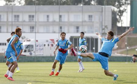 　ボール回しで軽快に動く長友（中央）、酒井宏（右端）ら。後方は選手宿舎＝イトゥ（共同）