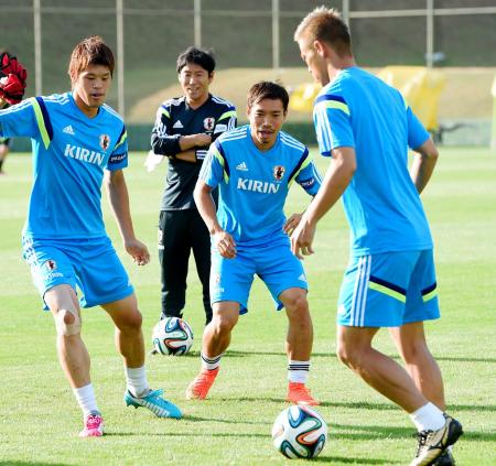 　本田（右）、酒井（左）と練習する長友（撮影・吉澤敬太）