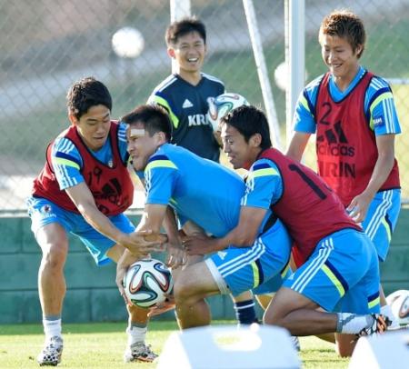 岡崎から必死に奪おうとする香川（左）と清武（右から２人目）＝撮影・吉澤敬太