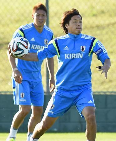 　コートジボワール戦に向け調整する遠藤。左は伊野波＝イトゥ（共同）