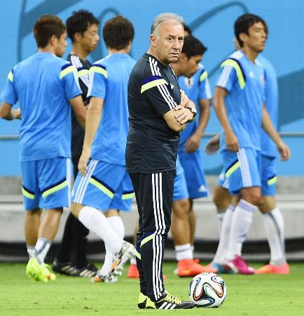 　選手の練習を見詰めるザッケローニ監督＝レシフェ（共同）
