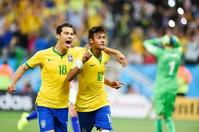 　開幕のクロアチア戦で、後半に決勝のＰＫを決め喜ぶブラジルのネイマール。左はエルナネス（共同）