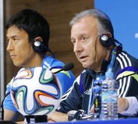 　コートジボワール戦の前日記者会見をするザッケローニ監督。奥は長谷部＝１３日、レシフェ（共同）