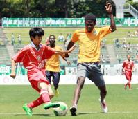 　サッカーＷ杯日本代表の初戦を控え行われた、中学生と在日コートジボワール人らの親善試合＝１４日、岐阜市の長良川競技場