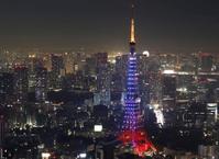 　サッカーＷ杯日本代表を応援するため、チームカラーの青色にライトアップされた東京タワー＝１４日夜、東京・六本木