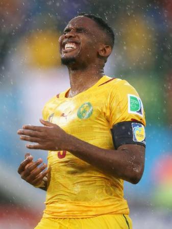 　チャンスを逃し悔しがるカメルーンのエトー（ゲッティ＝共同）