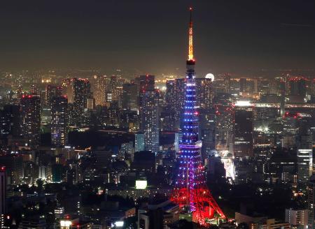 　青色にライトアップされた東京タワー