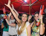 ブラジルのゴールを喜ぶイトゥの美女たち＝ブラジル・イトゥ市中心部のカフェ（撮影・吉澤敬太）