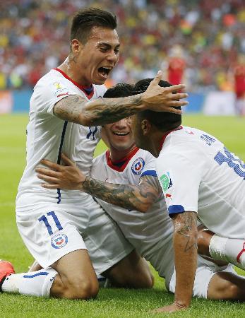 　スペイン-チリ　前半、バルガス（左）の先制ゴールを喜ぶチリイレブン＝リオデジャネイロ（共同）