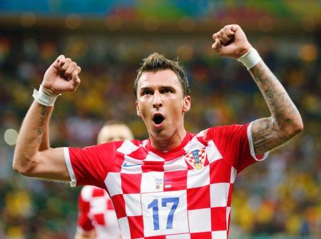 　カメルーン-クロアチア　後半、自身２点目のゴールを決め、ガッツポーズで喜ぶクロアチアのマンジュキッチ＝マナウス（ロイター＝共同）